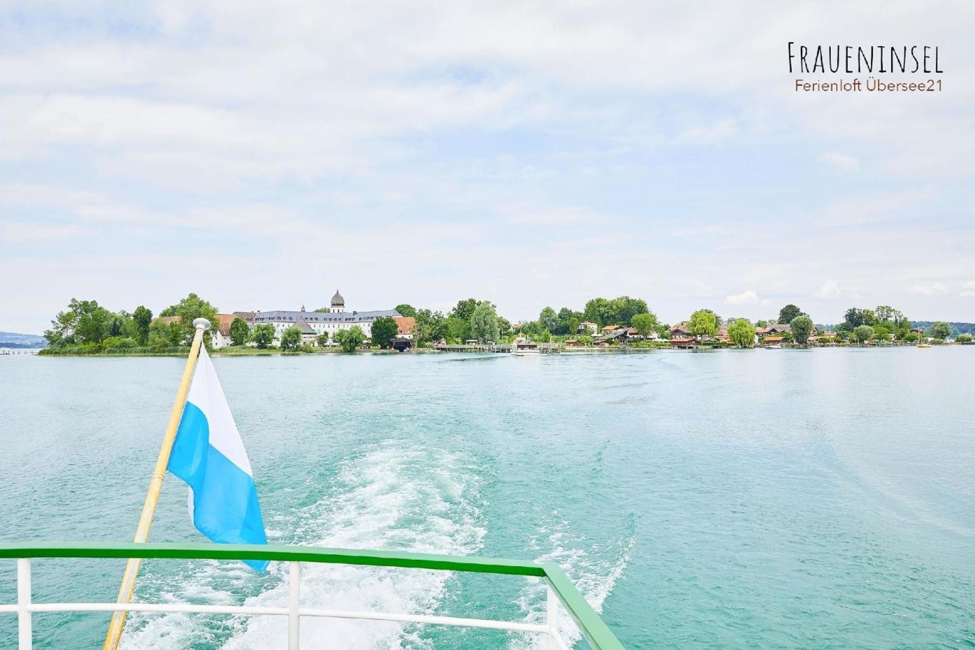 Stillvolle Ferienwohnung Mit Balkon, Fusslaeufig Zum Chiemsee Ubersee Exterior photo